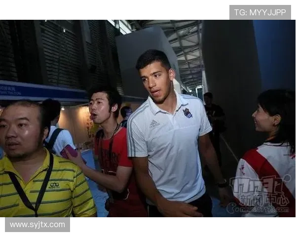 2018年足球明星盛装出席活动展现风采与魅力的精彩瞬间 2018年足球明星盛装出席活动展现风采与魅力的精彩瞬间